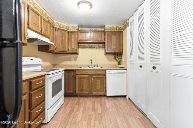 8702 Bost Ln, Louisville, KY 40219