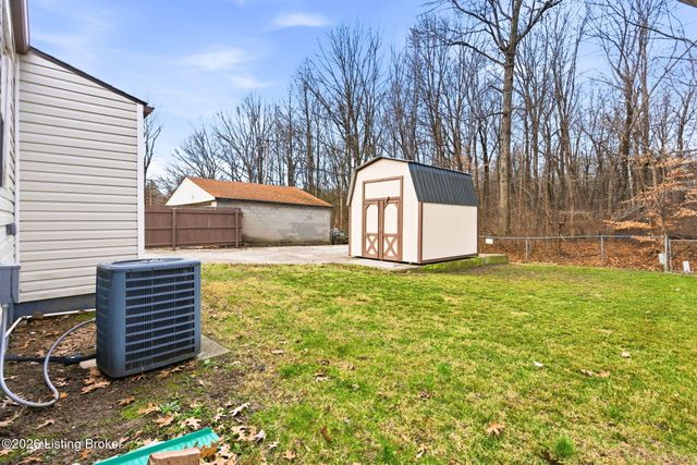 8702 Bost Ln, Louisville, KY 40219