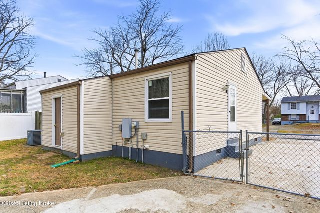 8702 Bost Ln, Louisville, KY 40219