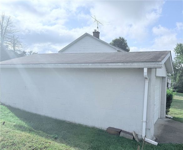 9 Kennedy St, Republic, PA 15475