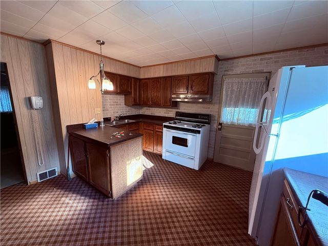 9 Kennedy St, Republic, PA 15475