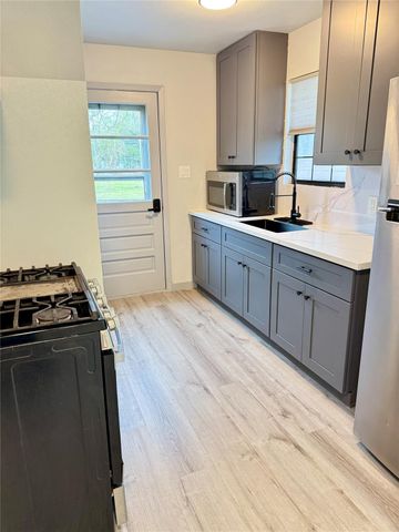 210 N Mattson Street, West Columbia, TX 77486