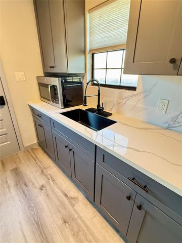 210 N Mattson Street, West Columbia, TX 77486