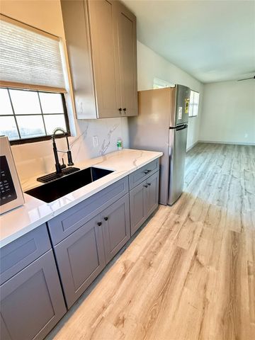 210 N Mattson Street, West Columbia, TX 77486