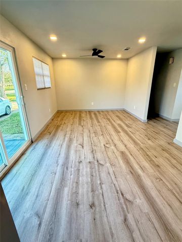 210 N Mattson Street, West Columbia, TX 77486