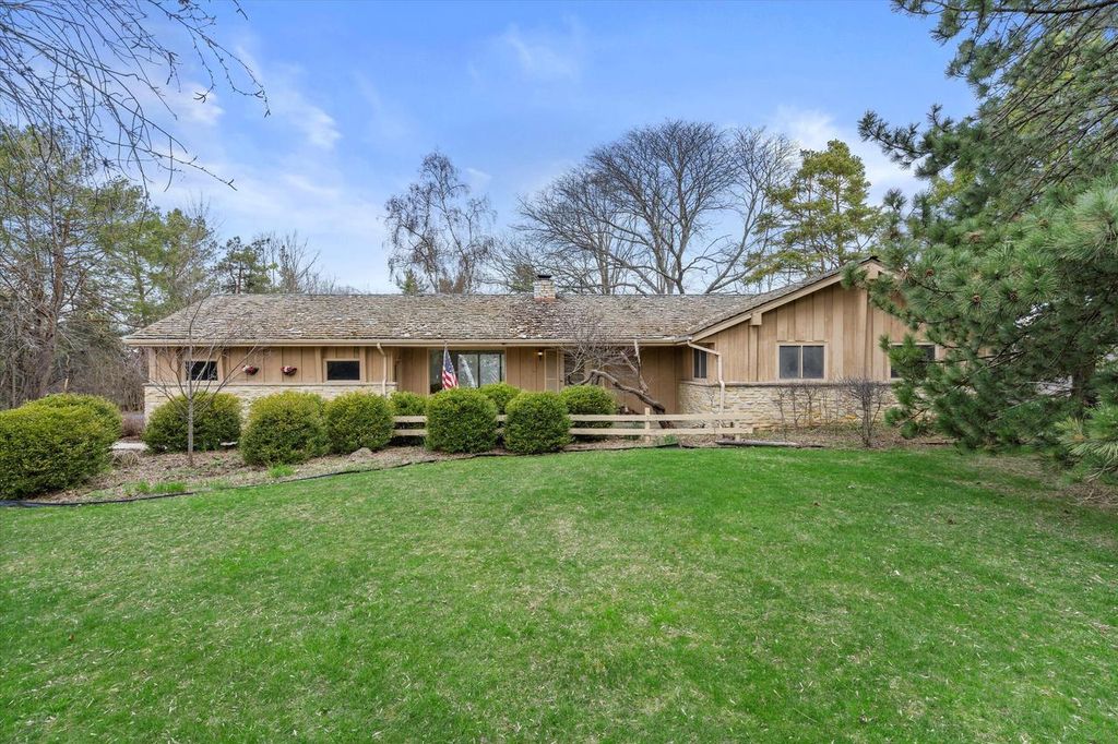 500 E Circle ROAD, Mequon, WI 53092