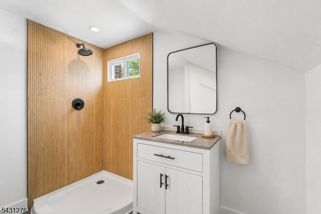 11 Dunkerly St, Totowa Boro, NJ 07512 — photo 5