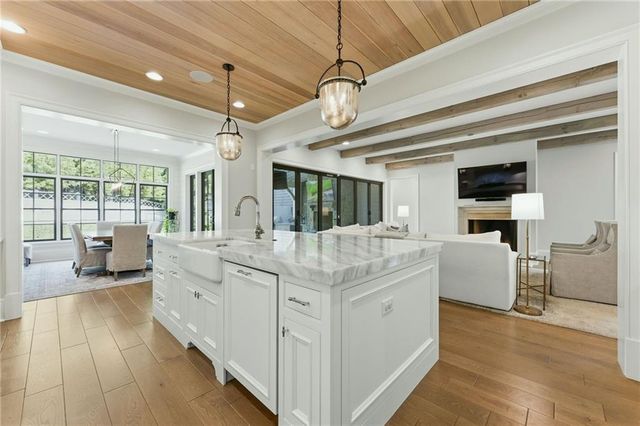 4384 Powers Ferry Road NW, Atlanta, GA 30327