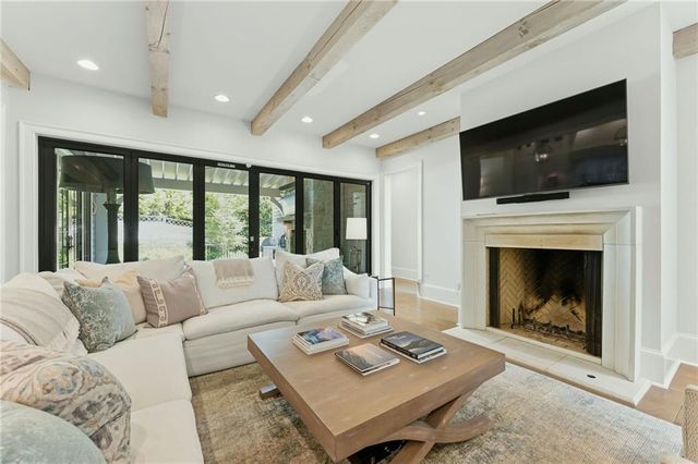 4384 Powers Ferry Road NW, Atlanta, GA 30327