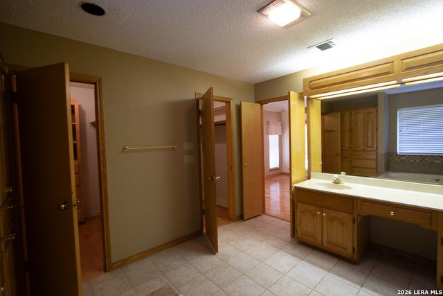 8 Granburg Pl, San Antonio, TX 78218