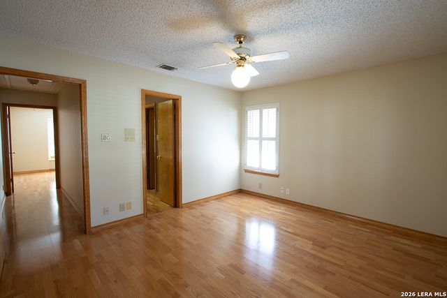 8 Granburg Pl, San Antonio, TX 78218