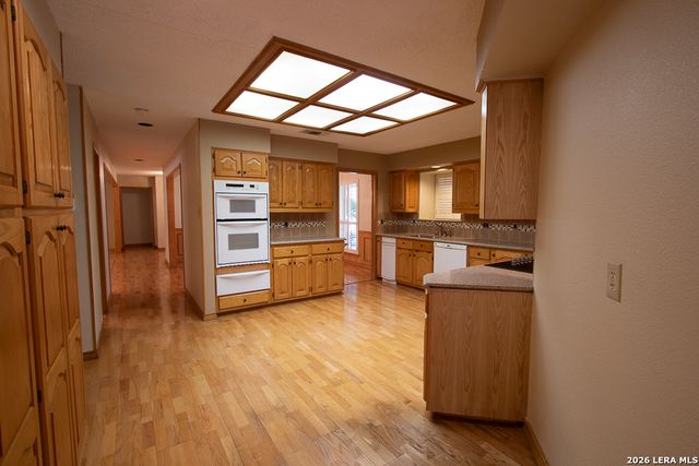 8 Granburg Pl, San Antonio, TX 78218