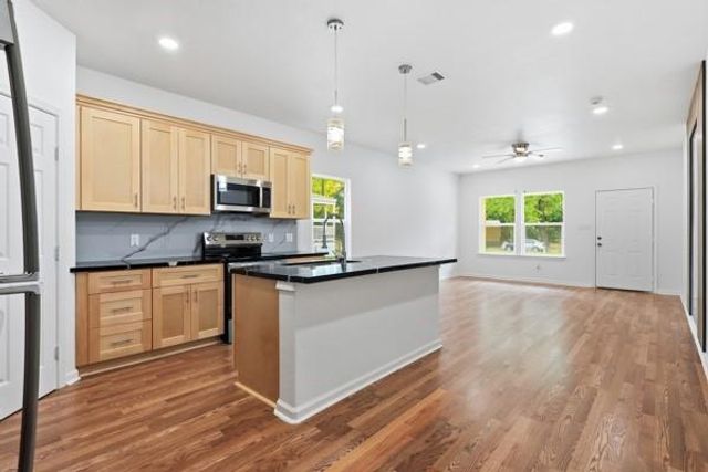 819 Junction Avenue B, Cleveland, TX 77327