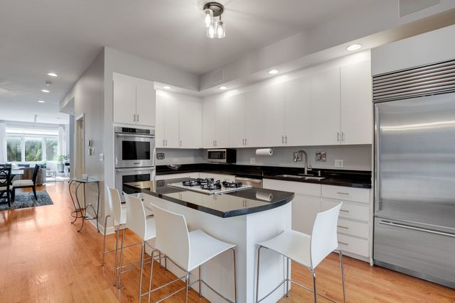 1239 N State Parkway 2, Chicago, IL 60610
