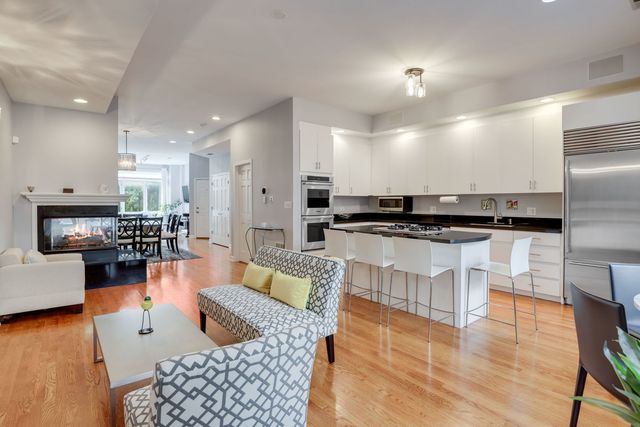 1239 N State Parkway 2, Chicago, IL 60610