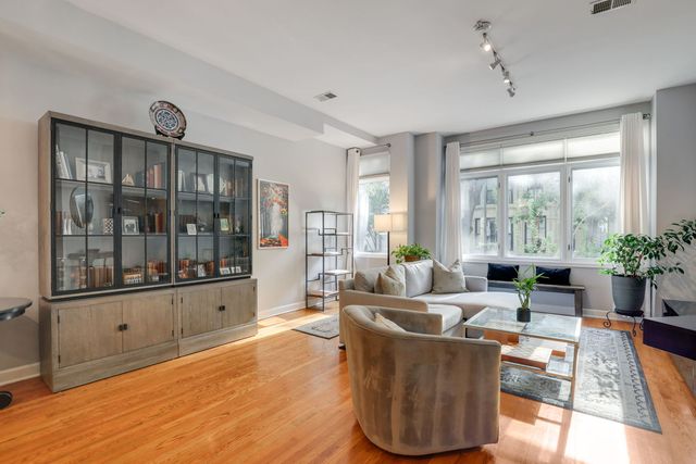 1239 N State Parkway 2, Chicago, IL 60610