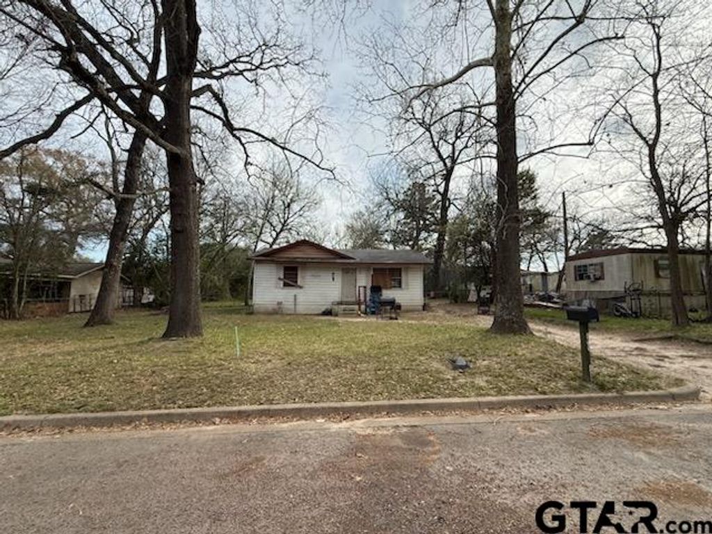 1108 W Noble Street, Troup, TX 75789