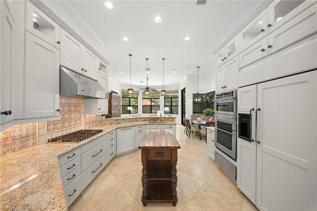 6477 Costa CIR, Naples, FL 34113