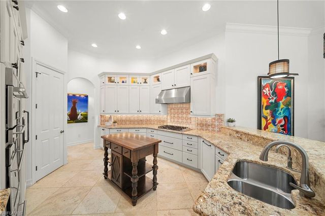 6477 Costa CIR, Naples, FL 34113