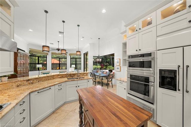 6477 Costa CIR, Naples, FL 34113