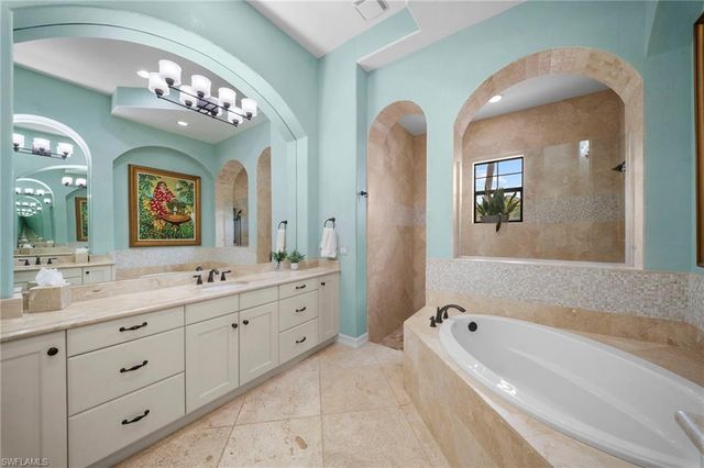 6477 Costa CIR, Naples, FL 34113