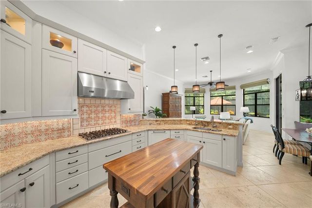 6477 Costa CIR, Naples, FL 34113