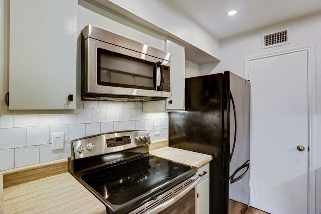 700 Thicket Lane 1004, Houston, TX 77079