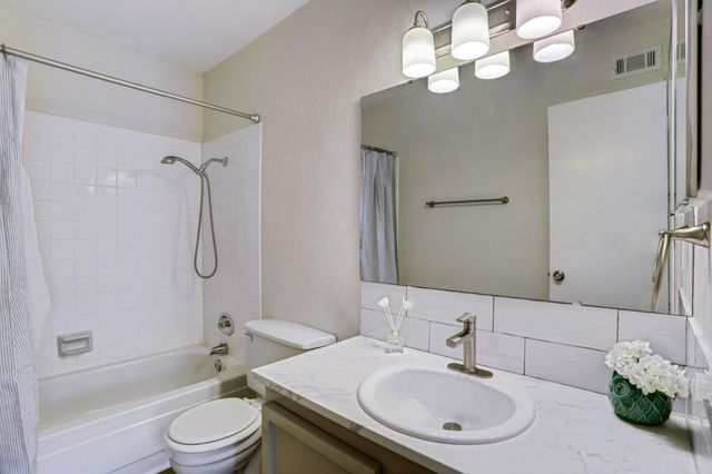 700 Thicket Lane 1004, Houston, TX 77079