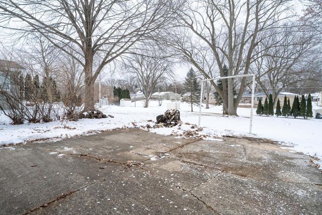 813 N Moreland BOULEVARD, Waukesha, WI 53188