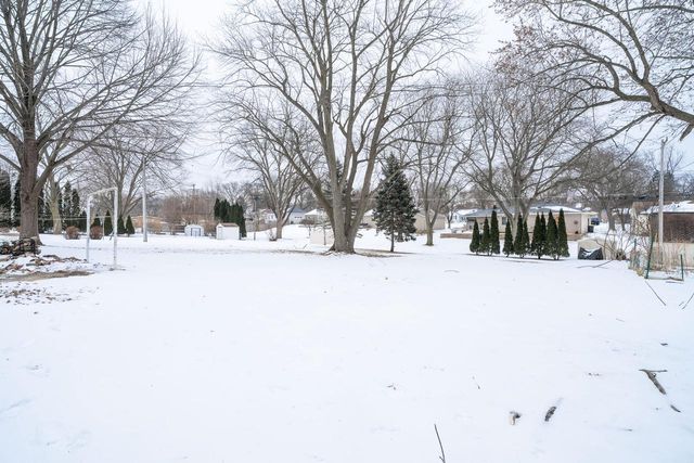 813 N Moreland BOULEVARD, Waukesha, WI 53188