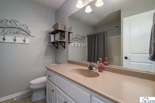 2224 Fairbanks Drive, North Mankato, MN 56003