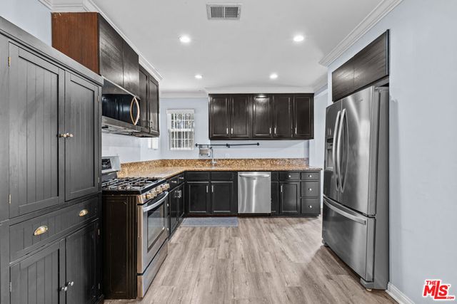 7048 Zelzah Avenue, Los Angeles, CA 91335
