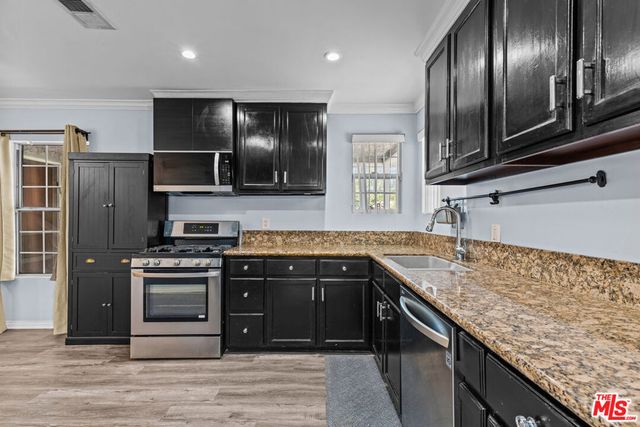 7048 Zelzah Avenue, Los Angeles, CA 91335