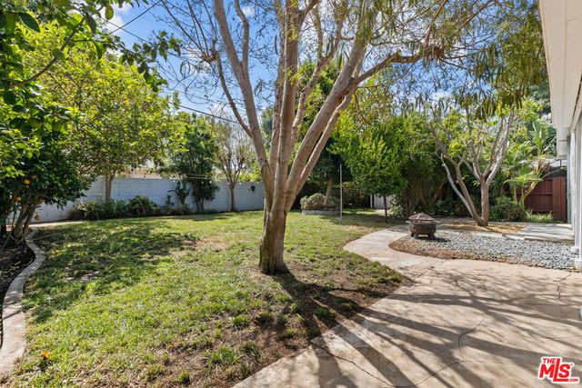 7048 Zelzah Avenue, Los Angeles, CA 91335