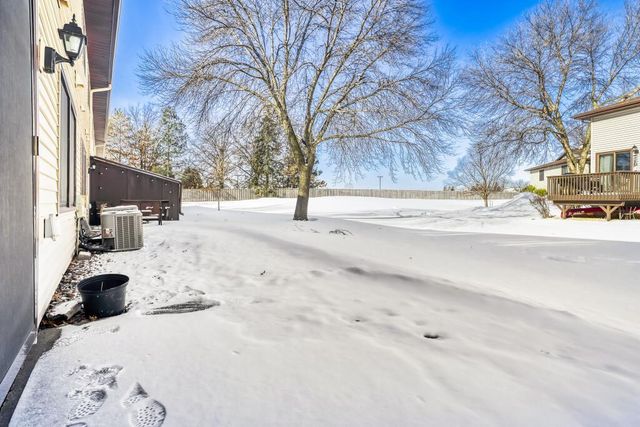 8787 Maplebrook Parkway N, Brooklyn Park, MN 55445