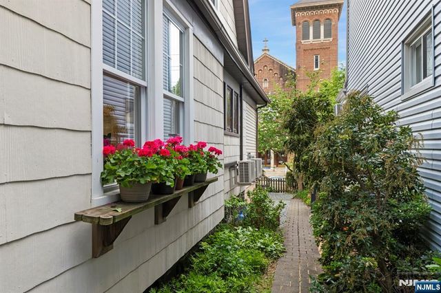 370 Undercliff Avenue, Edgewater, NJ 07020