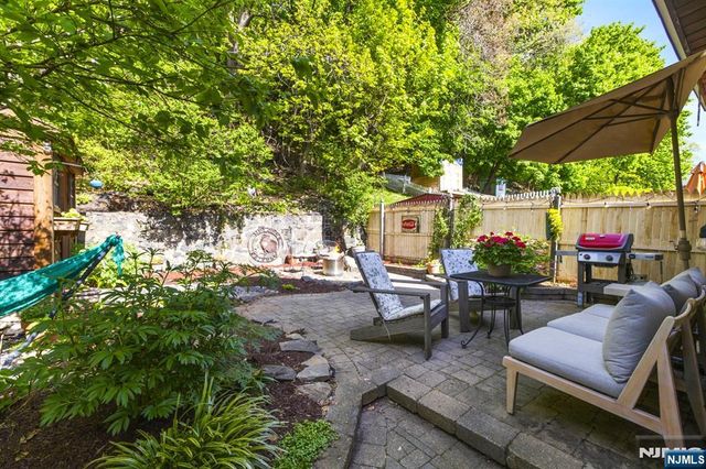 370 Undercliff Avenue, Edgewater, NJ 07020