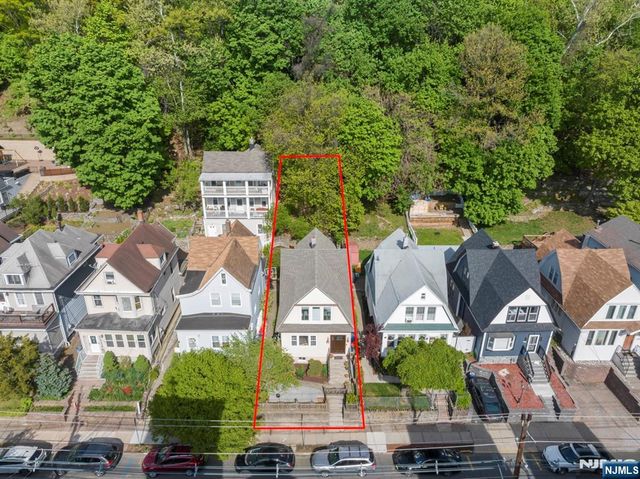 370 Undercliff Avenue, Edgewater, NJ 07020