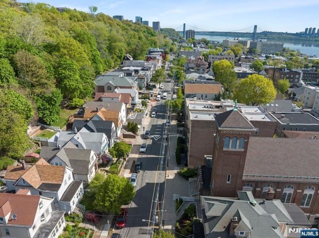 370 Undercliff Avenue, Edgewater, NJ 07020