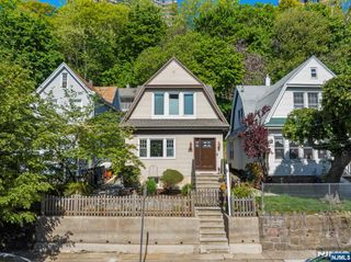 370 Undercliff Avenue, Edgewater, NJ 07020