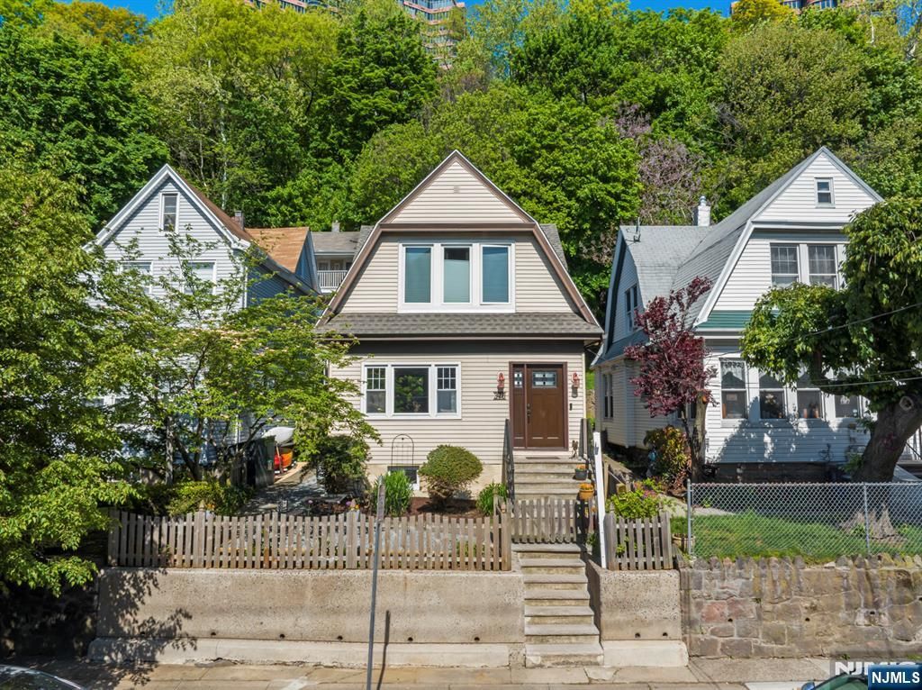 370 Undercliff Avenue, Edgewater, NJ 07020