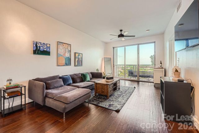 333 W Trade Street W 2002, Charlotte, NC 28202