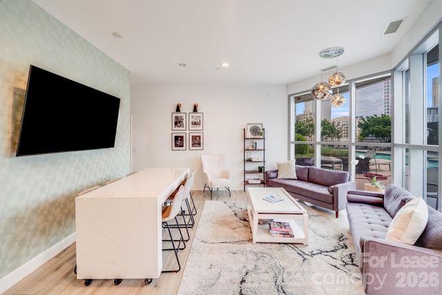 333 W Trade Street W 2002, Charlotte, NC 28202