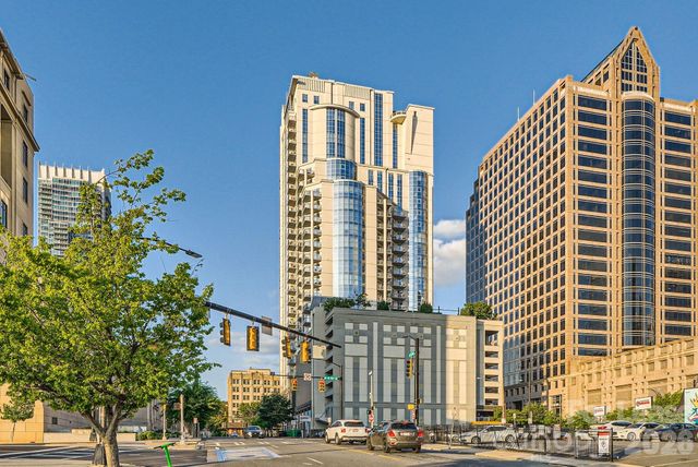 333 W Trade Street W 2002, Charlotte, NC 28202
