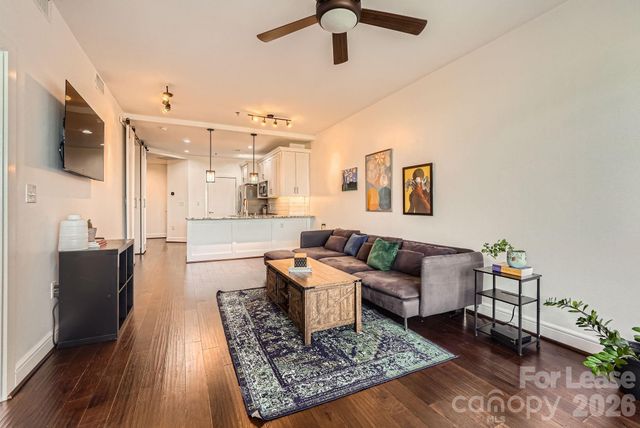 333 W Trade Street W 2002, Charlotte, NC 28202