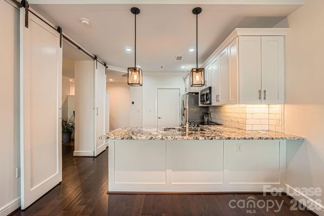 333 W Trade Street W 2002, Charlotte, NC 28202