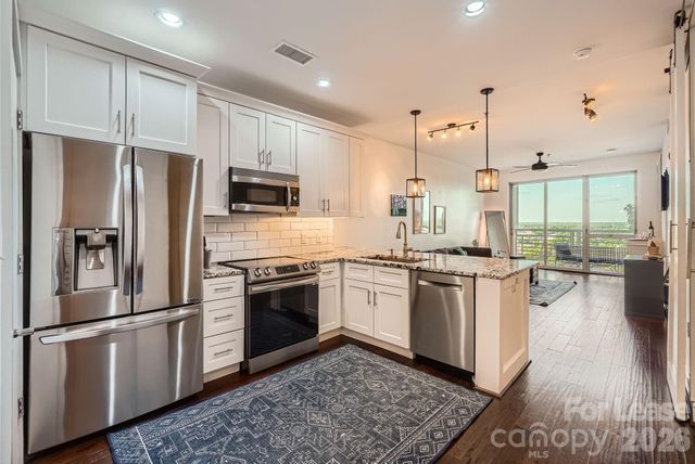 333 W Trade Street W 2002, Charlotte, NC 28202