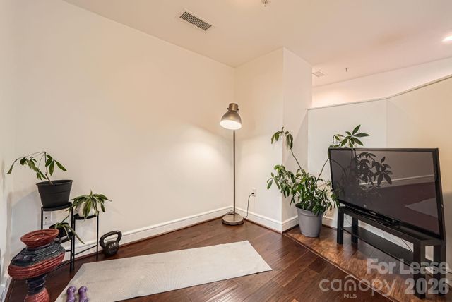 333 W Trade Street W 2002, Charlotte, NC 28202