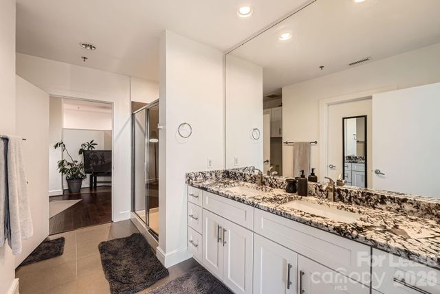 333 W Trade Street W 2002, Charlotte, NC 28202