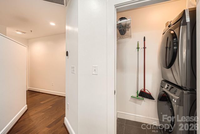 333 W Trade Street W 2002, Charlotte, NC 28202